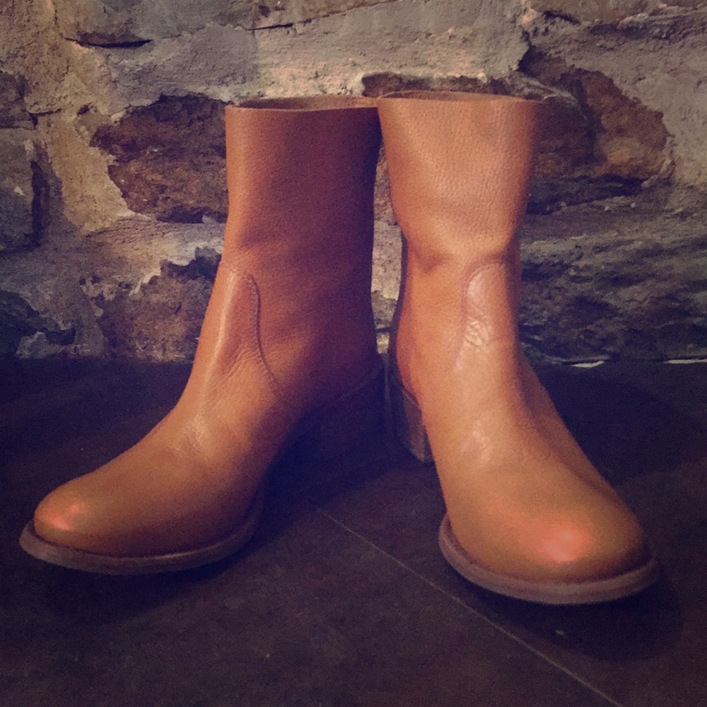 New Tory Burch Sienna camel leather booties 8M